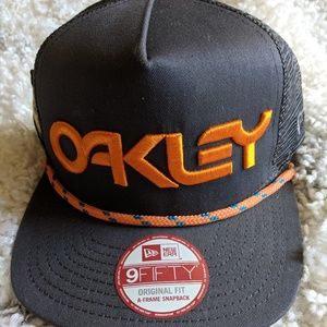 NWT Mens Oakley Snapback Trucker Hat